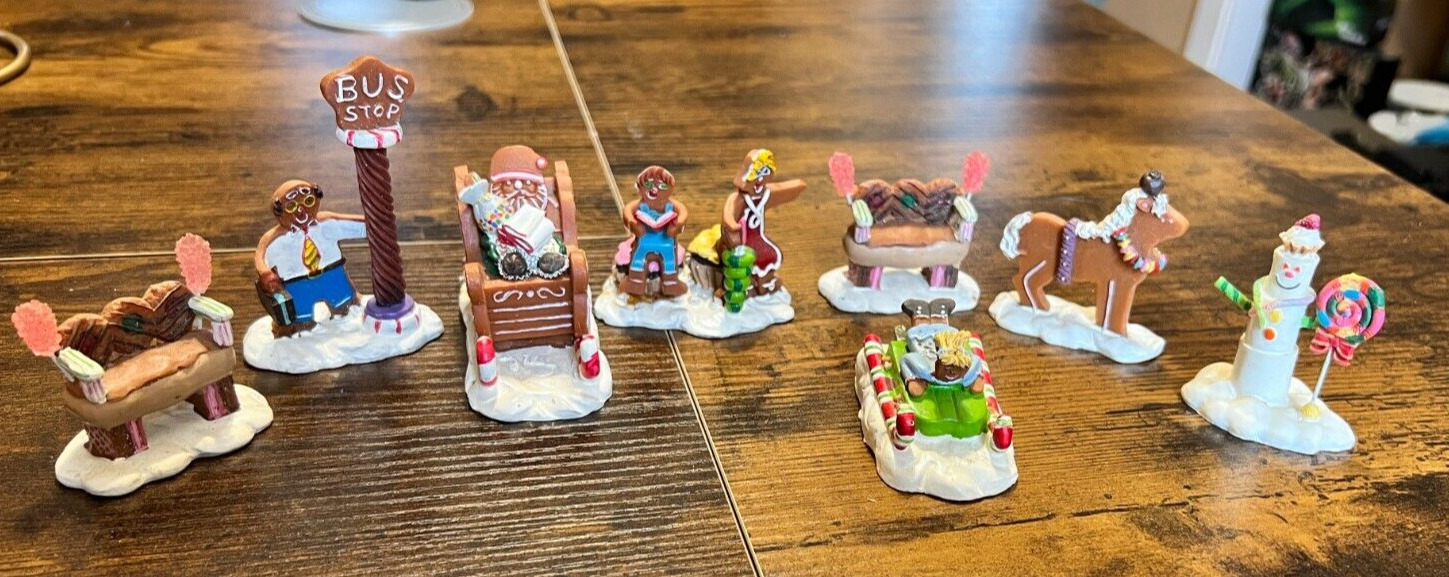 Vintage Mini 8 Pc Gingerbread Christmas Display, Pre-owned in VG Condition.