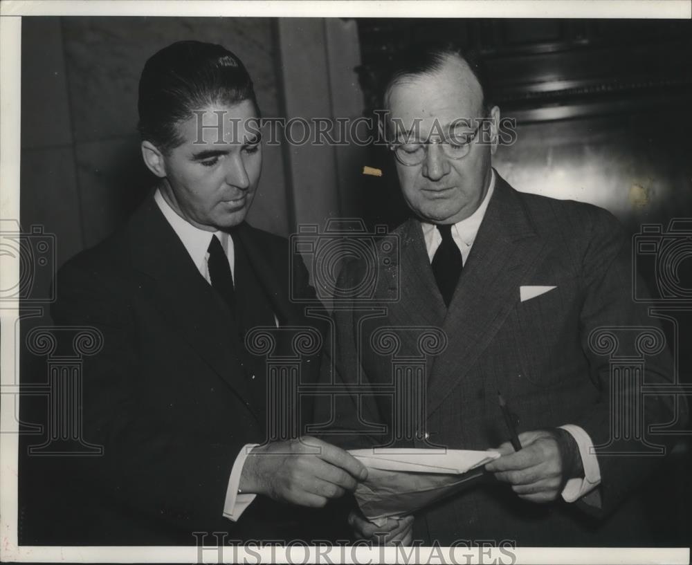 1941 Press Photo Ralph Davies & Senator Francis Maloney of CT - net32950
