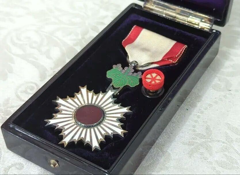 WW2 JAPANESE Order of the rising sun 6th Medal With Original Box