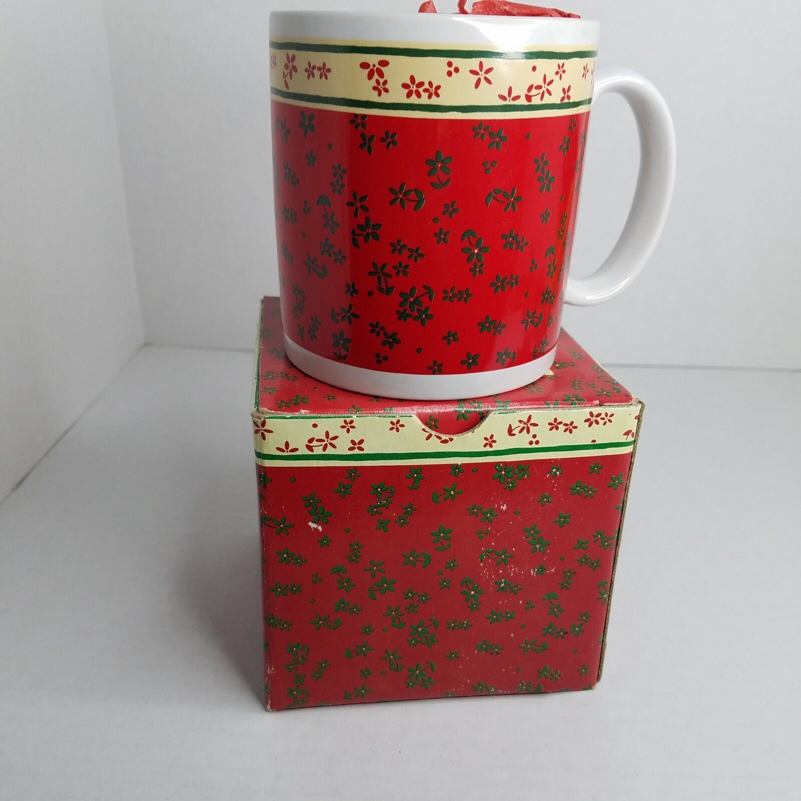 NEW VINTAGE 1980s RUSS Berry Christmas Mug Coffee Tea Cup Red Green Floral