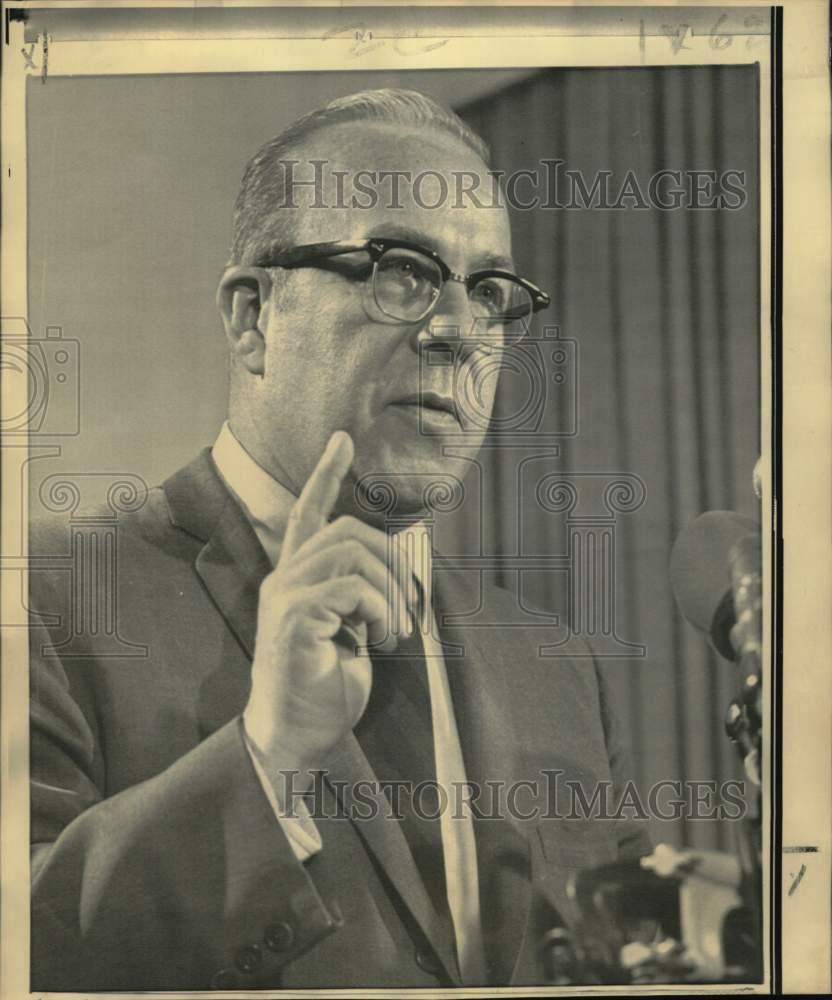 1970 Press Photo Labor Secretary George Shultz announces wage settlement