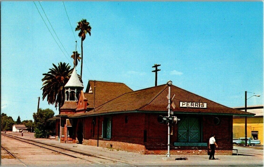 1950\'S. PERRIS, CA. SANTE FE TRAIN STATION. POSTCARD FF1