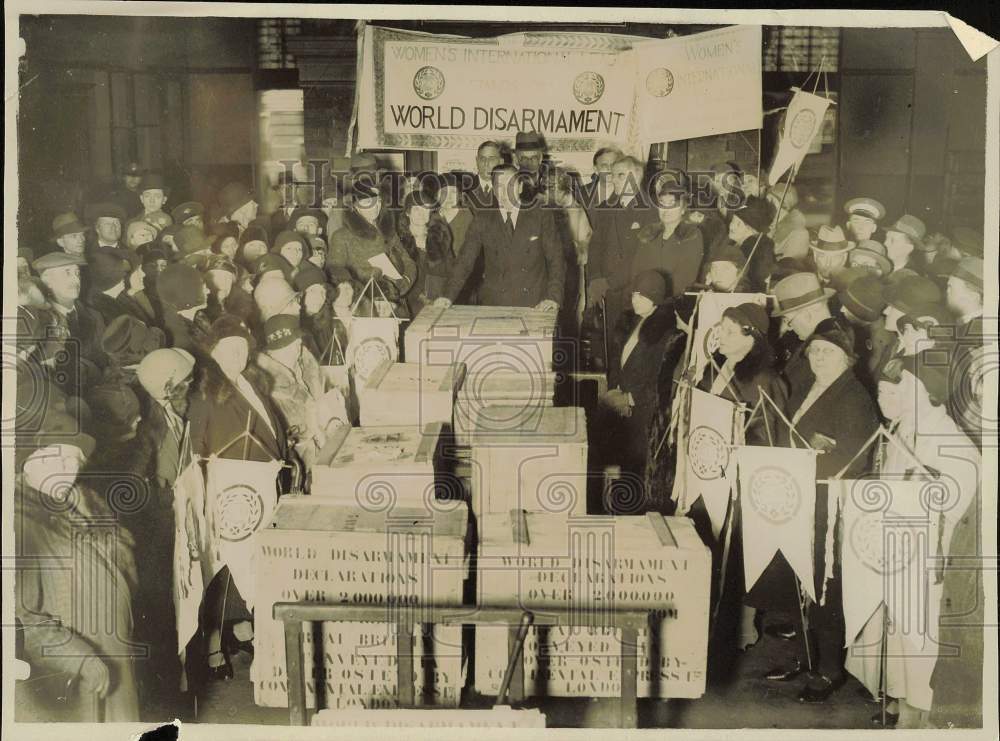 1932 Press Photo Activists Send Petitions to Disarmament Declaration, London