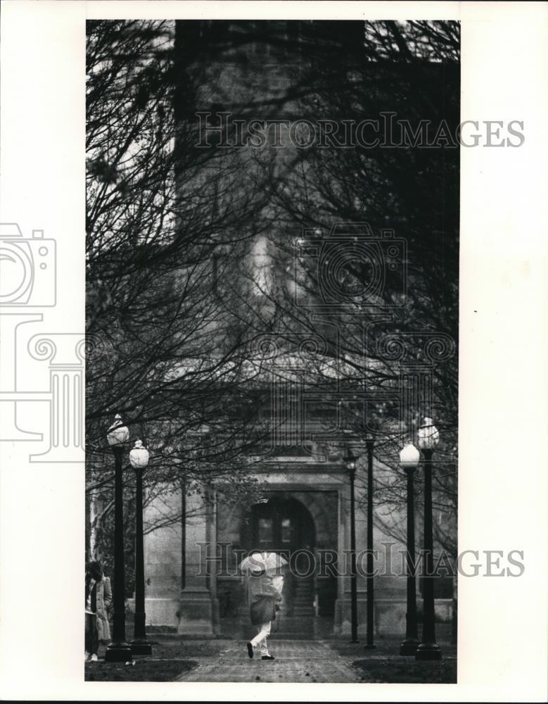 1991 Press Photo Unbrella-wielding Pedestrians Across Tappan Square in Oberlin
