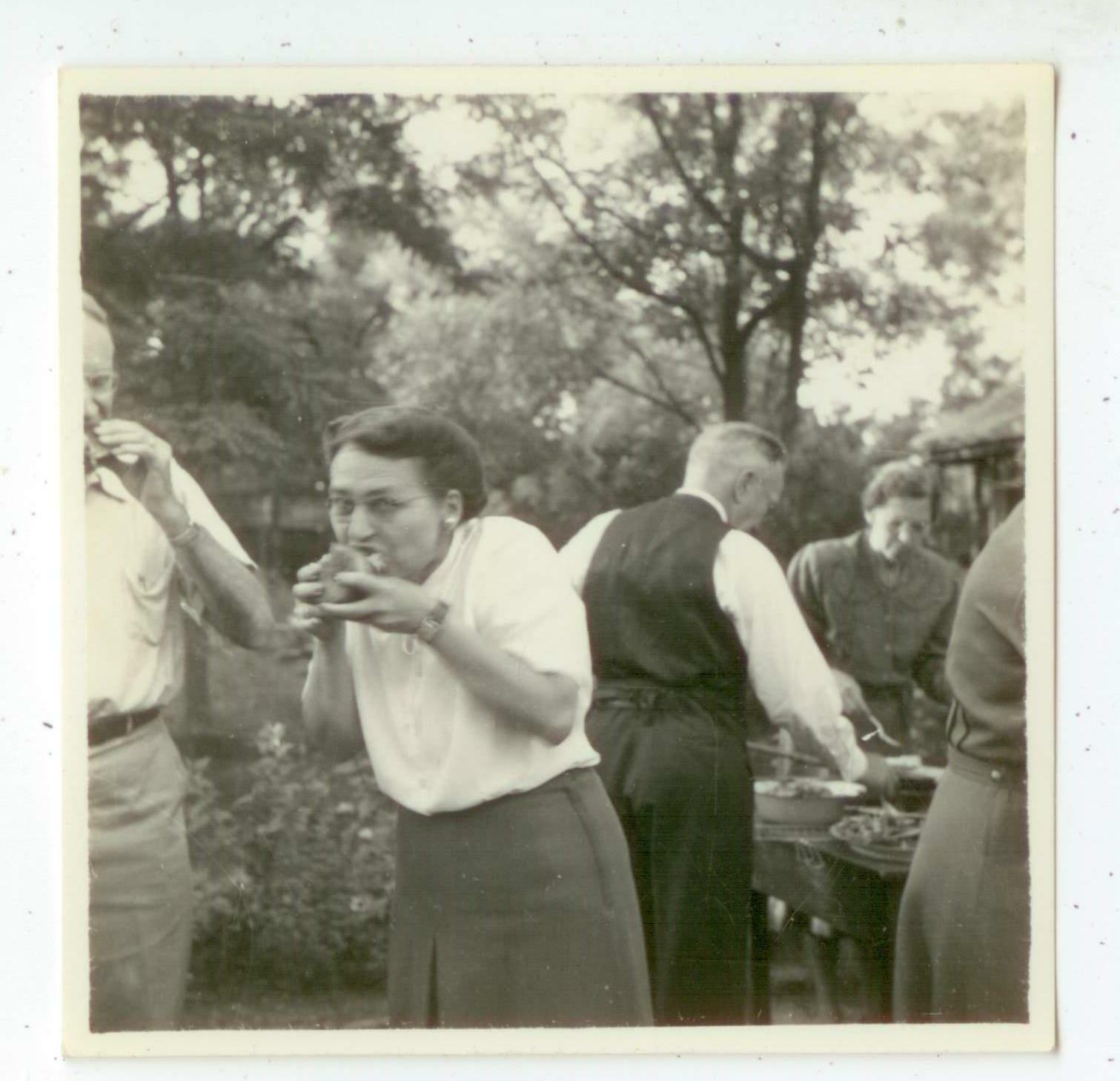 c1940s China photo from missionary collection - missionaries eating on picnic