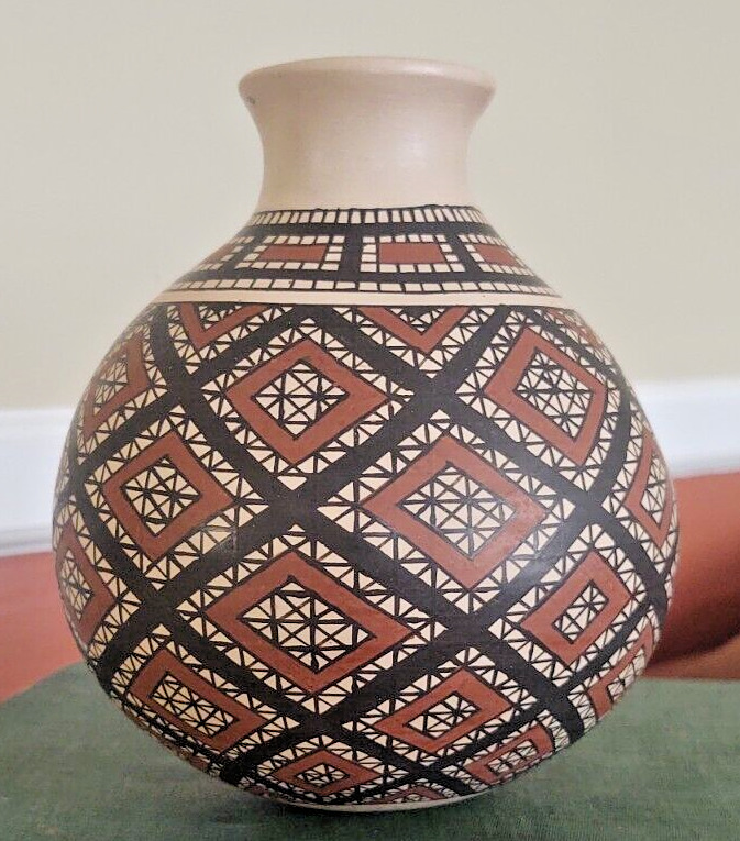 Stunning Finely Detailed  Mata Ortiz Pottery by Ani Rodriguez , signed 6\