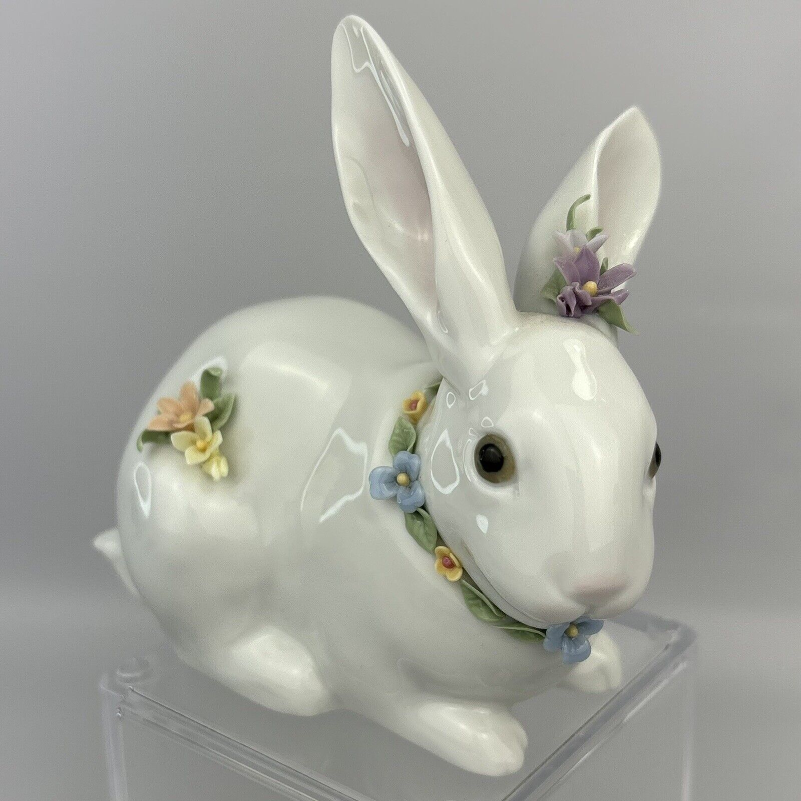 LLADRO - Attentive Bunny Rabbit w/ Flowers #6098 - SPRING CLASSIC, Small Flaw