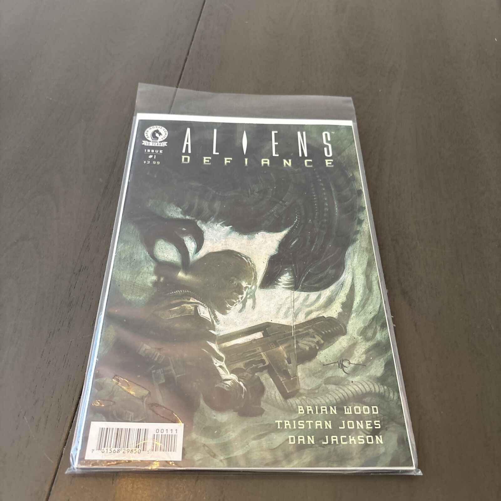 Aliens Defiance #1  Dark Horse Comics 2016. NM Condition. Carded Never Read.🔥