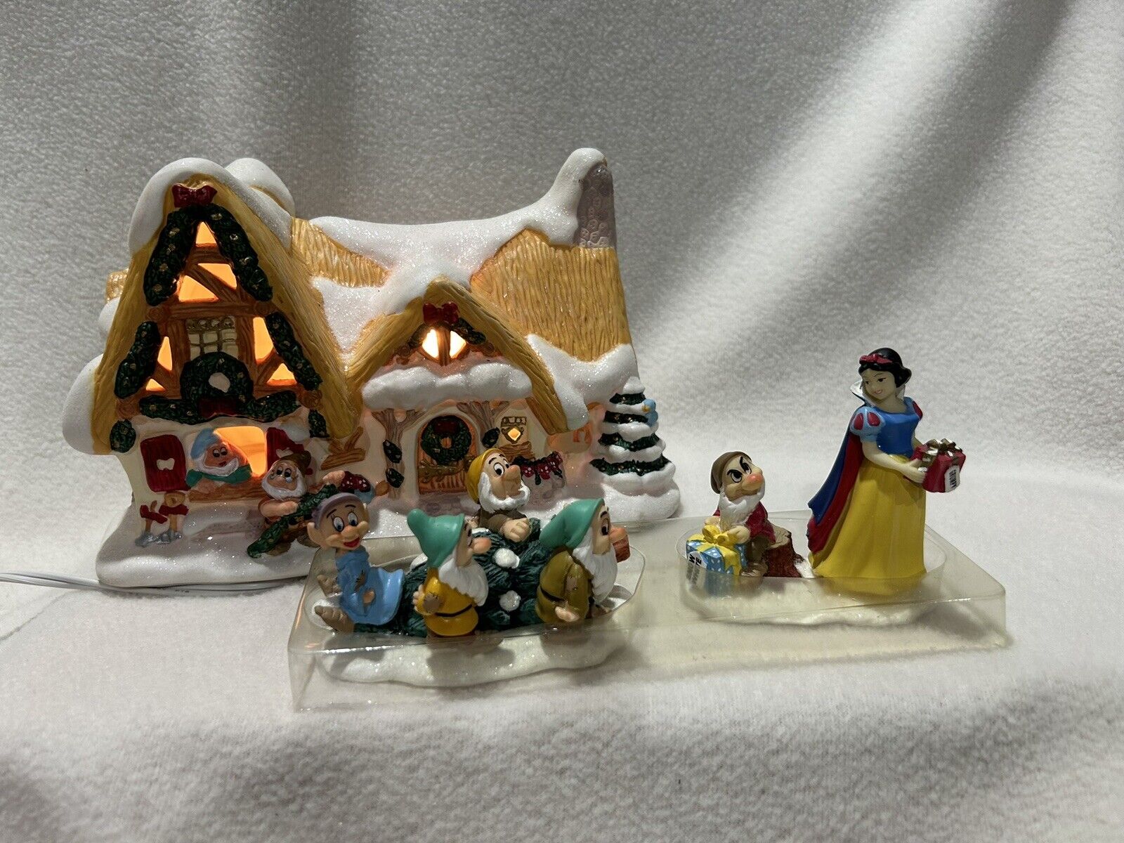 VINTAGE Disney Snow White Seven Dwarfs Christmas Village House Cottage Light