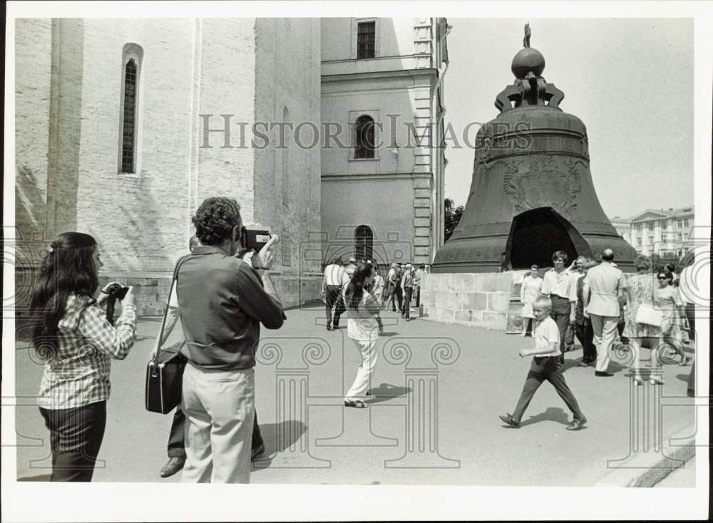 1972 Press Photo Tourists photograph Tsar bell at Kremlin at Moscow, Russia