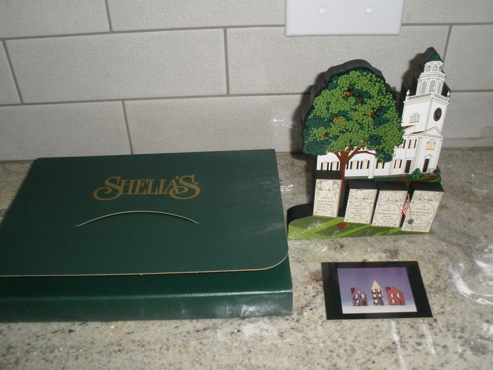 SHEILA\'S COLLECTIBLE HOUSES IN BOX HEARTSVILLE VICTORIAN 1999 TRADING CARD