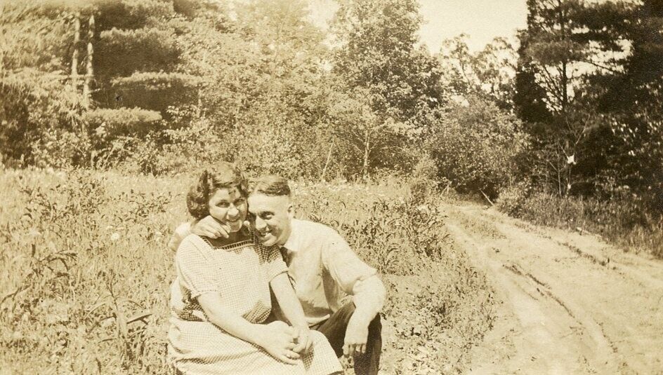 G868 Original Vintage Photo LOVING COUPLE ON COUNTRY ROAD c 1920's