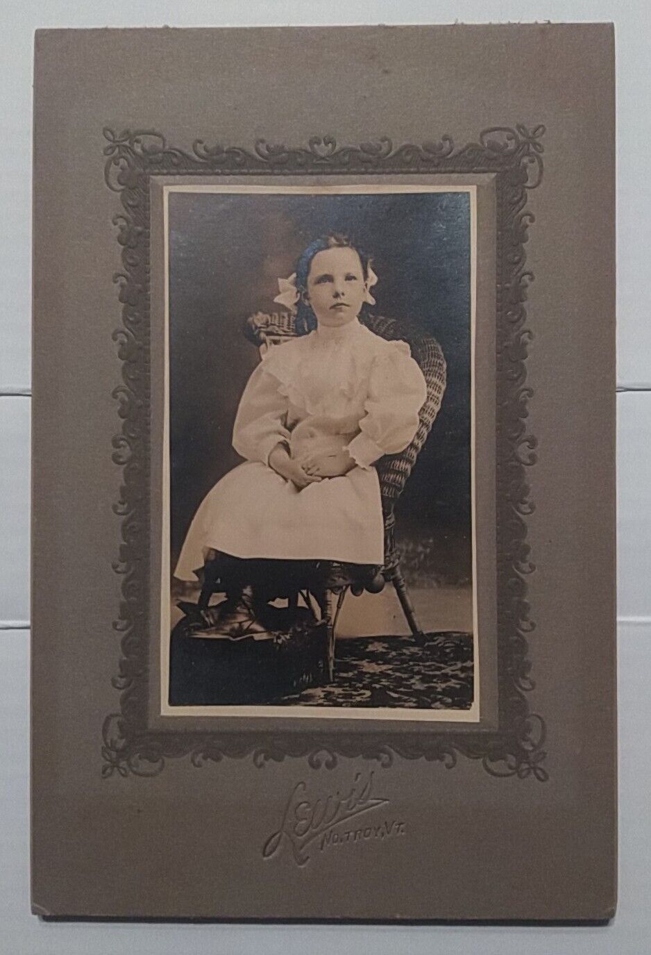 ANTIQUE 1800\'S B&W CABINET CARD PHOTO,  UNKNOWN YOUNG GIRL W/ RIBBONS IN HAIR