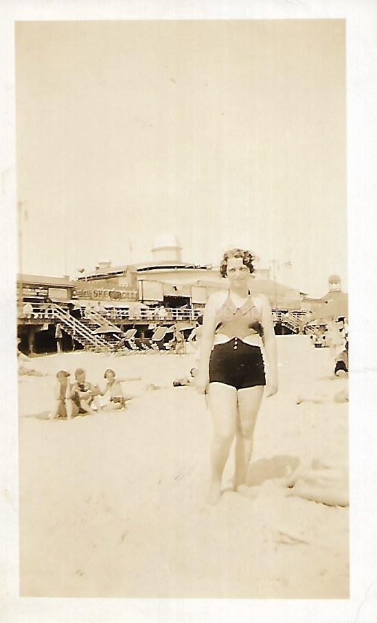 A DAY AT THE BEACH Vintage ANTIQUE FOUND PHOTO Original BLACK AND WHITE 312 46 W