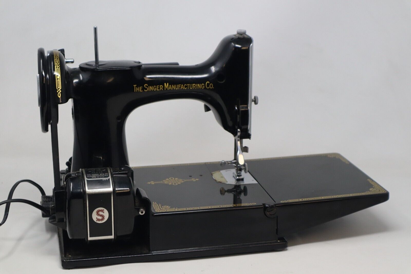 Vintage 1952 Singer 221 Featherweight Portable Sewing Machine with Case