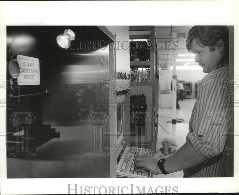 1993 Press Photo Software engineer Robert Dunlop at Robotic Process Systems