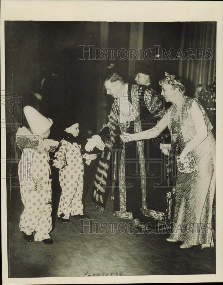1939 Press Photo Sir Frank Bowater and wife greets children at London ball
