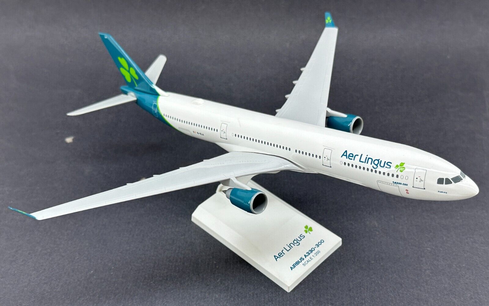 Airplane Model SkyMarks Aer Lingus Airbus A330-300 1:200 Airline Snap Fit
