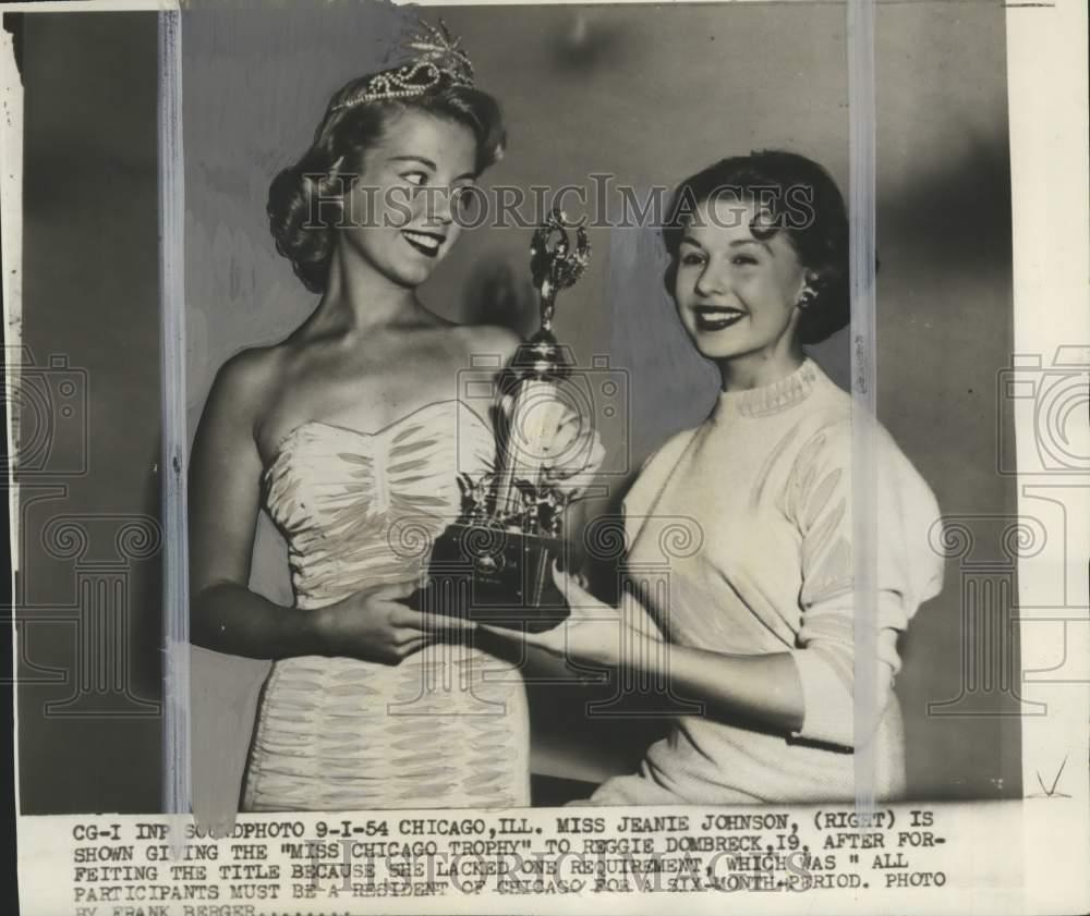 1954 Press Photo Jeanie Johnson hands theMiss Chicago Trophy to Reggie Dombreck