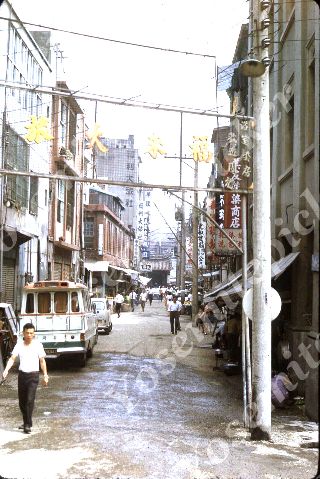 sl51 Original Slide  1971 Hong Kong street scene cars signs 928a