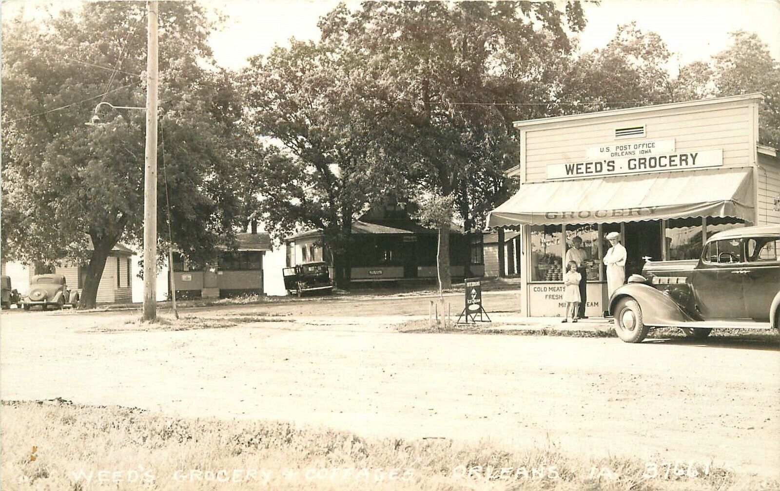 Postcard Iowa RPPC 1930s Veed's Grocery Store auto occupation 23-8108