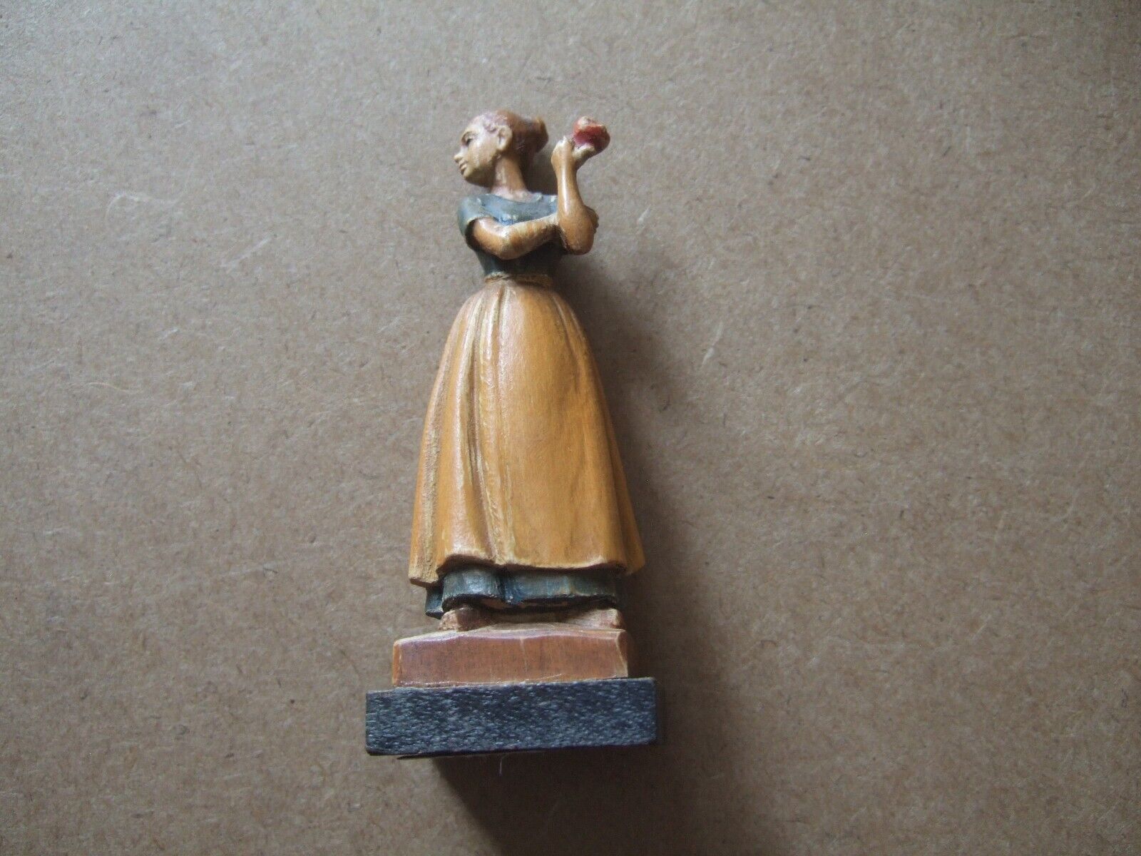 VINTAGE ANRI WOODCARVING   AN APPLE A DAY     3 1/4”     1950s