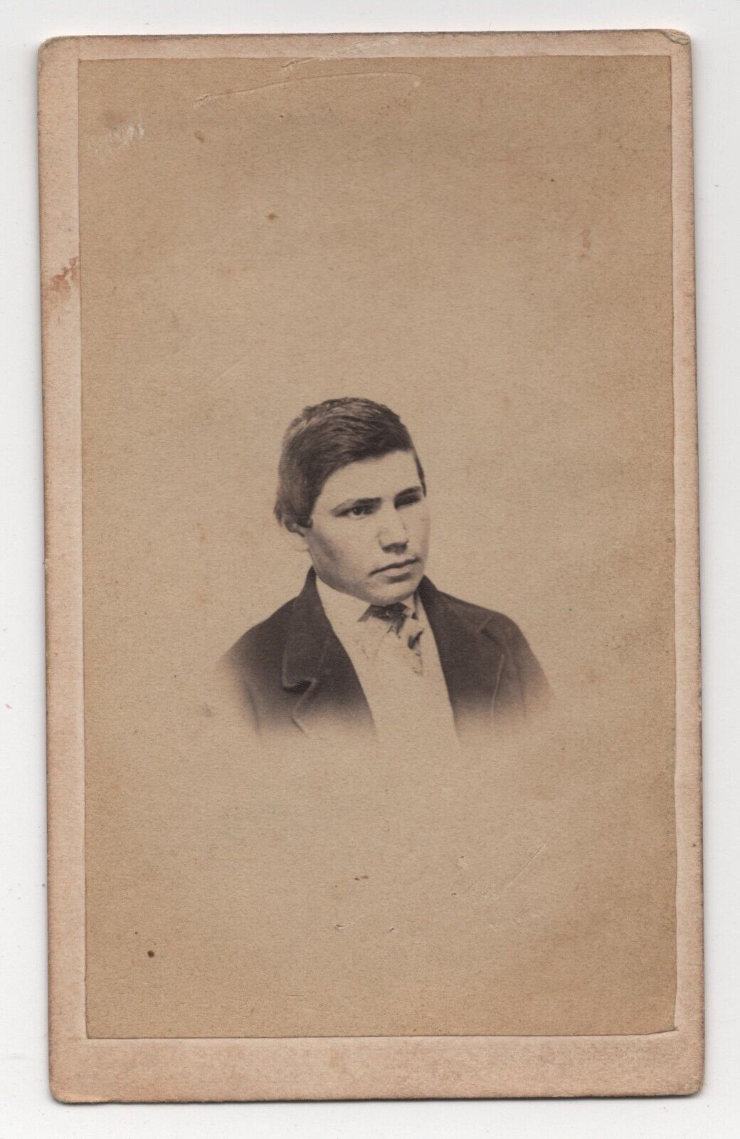 ANTIQUE CDV CIRCA 1860s F.M. YEAGER HANDSOME YOUNG MAN IN SUIT READING PA.