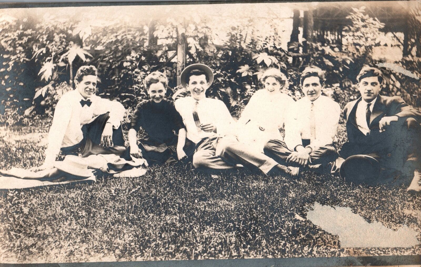 VINTAGE POSTCARD REAL PHOTO CARD GROUP OF YOUNG ADULTS ON LAWN c. 1910-1915