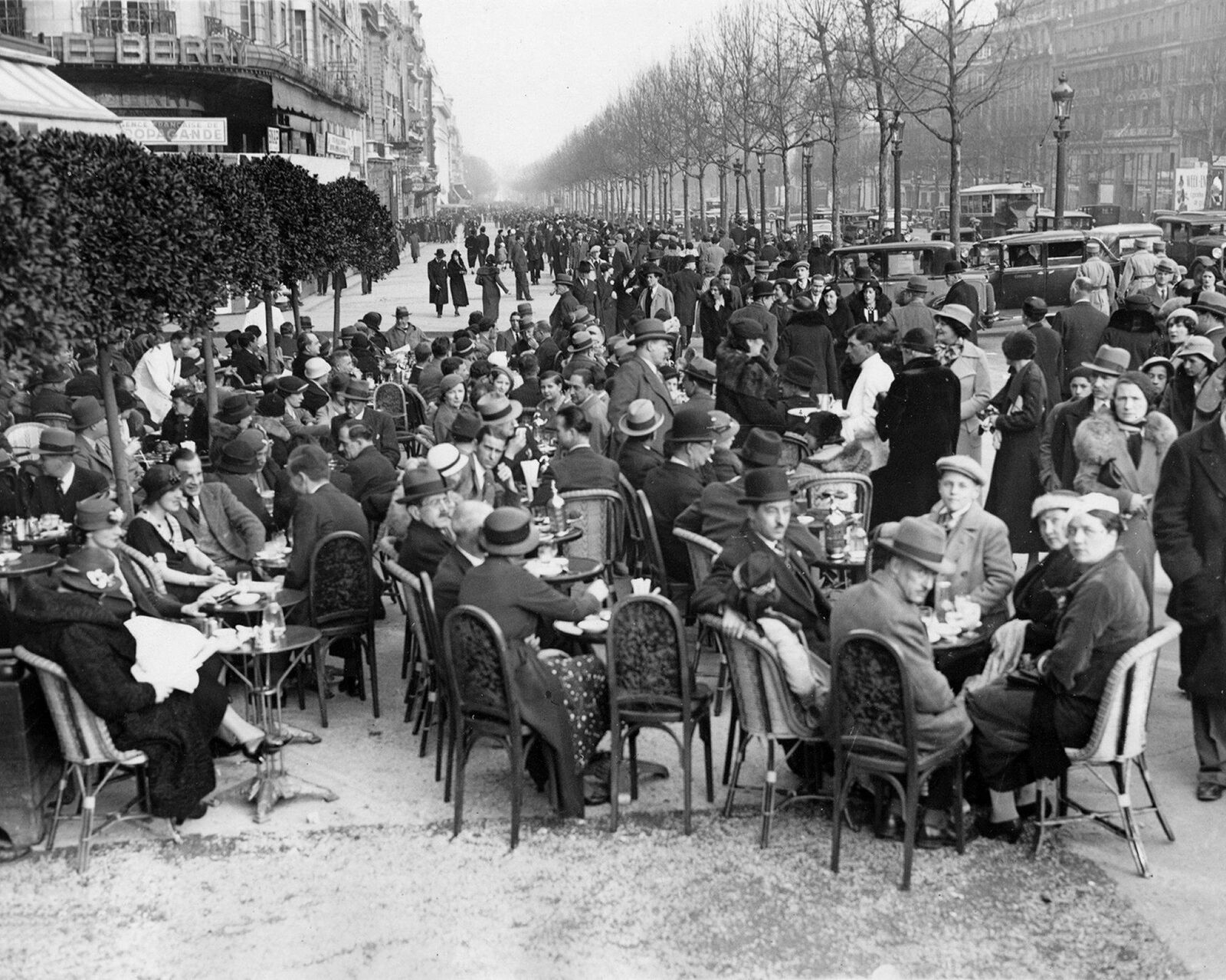 1938 Pre-War PARIS OUTDOOR CAFE Photo  (226-G)