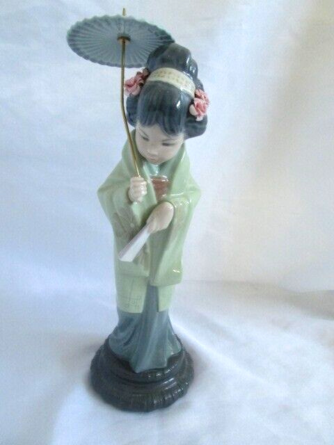 LLADRO Oriental Spring Geisha figurine w/ parasol-umbrella.  Porcelain. No,4988