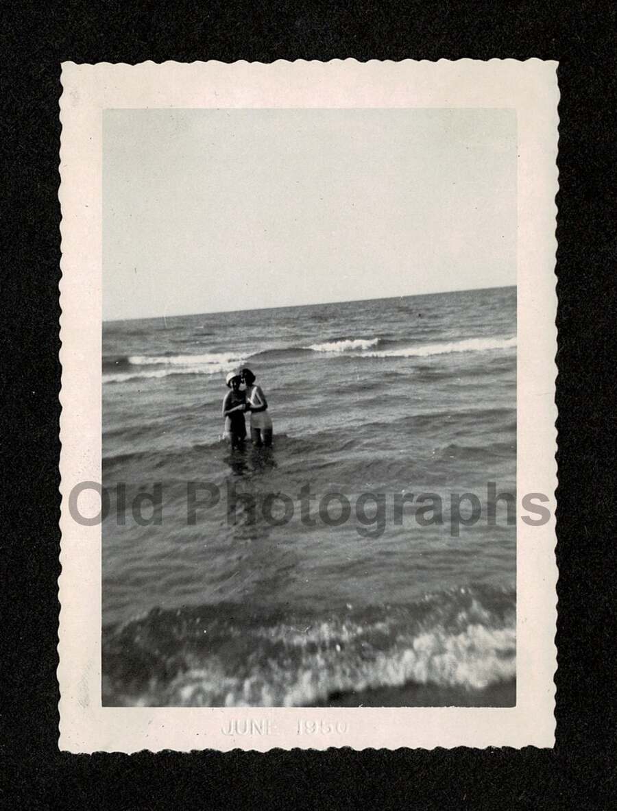 2 WOMEN SWIMMING HUG WAVES SWIMSUITS OCEAN LAKE OLD/VINTAGE PHOTO SNAPSHOT- G153
