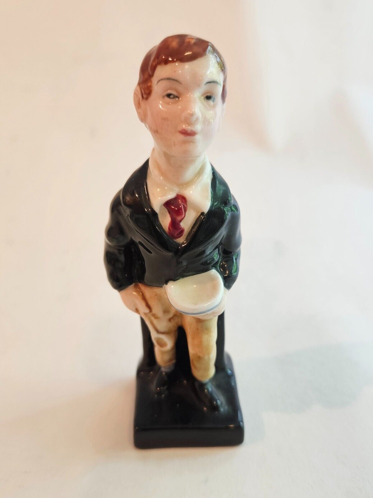 Vintage Royal Doulton Bone China Figurine Oliver Twist #18 M89 (c. 1949-1983)