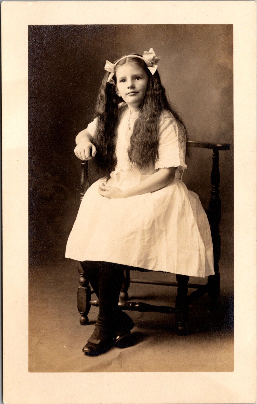 PORTRAIT OF A CUTE LITTLE GIRL : SEVEN YEARS OLD : RPPC : (1913)