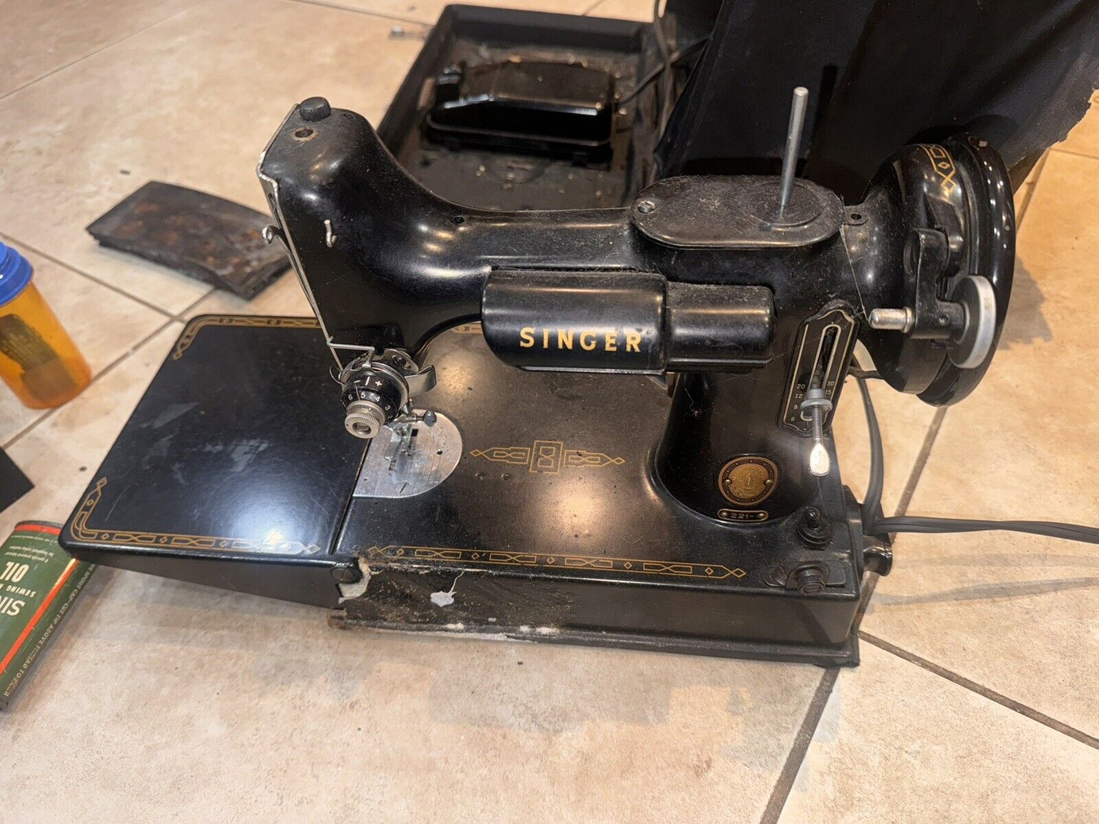 1955 SINGER 221- FEATHERWEIGHT SEWING MACHINE - RUNS.  AS-IS. 
