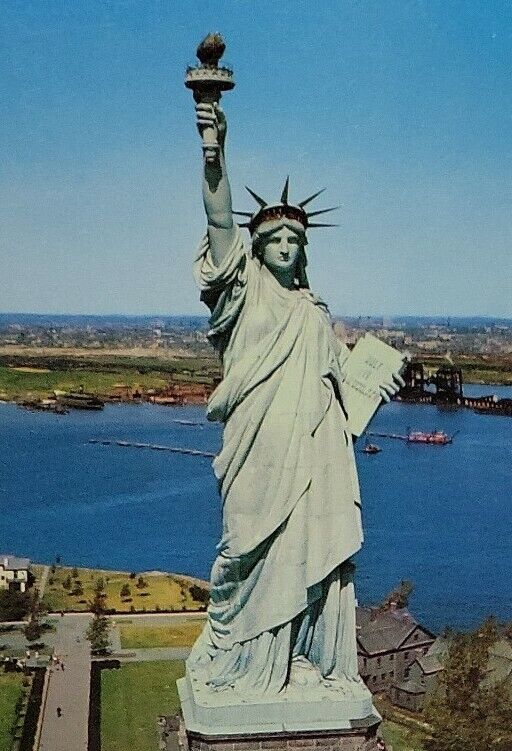 The Famous Symbol Of Peace The Statue Of  Liberty City New York Unposted