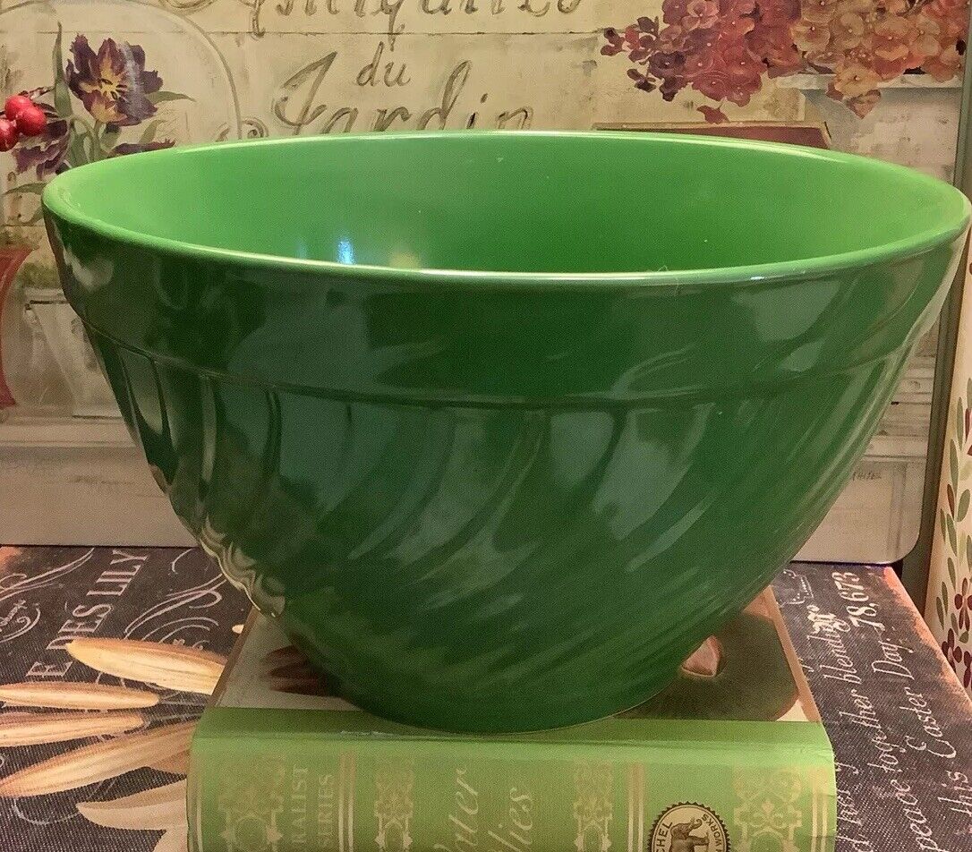 Beautiful Vintage Pottery Mixing Bowl~Swirl Pattern~GREEN~8.75”W X 5”H~NICE~