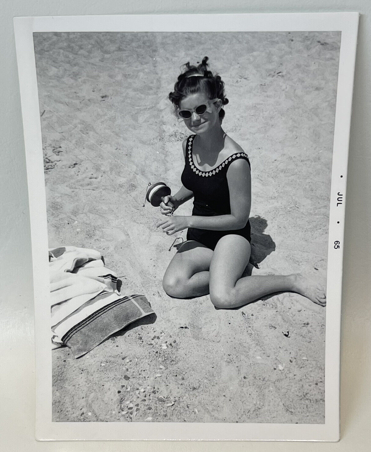 Vtg 1960s Snapshot Beach Bathing Beauty Cat Eye Sunglasses Holding Kite String