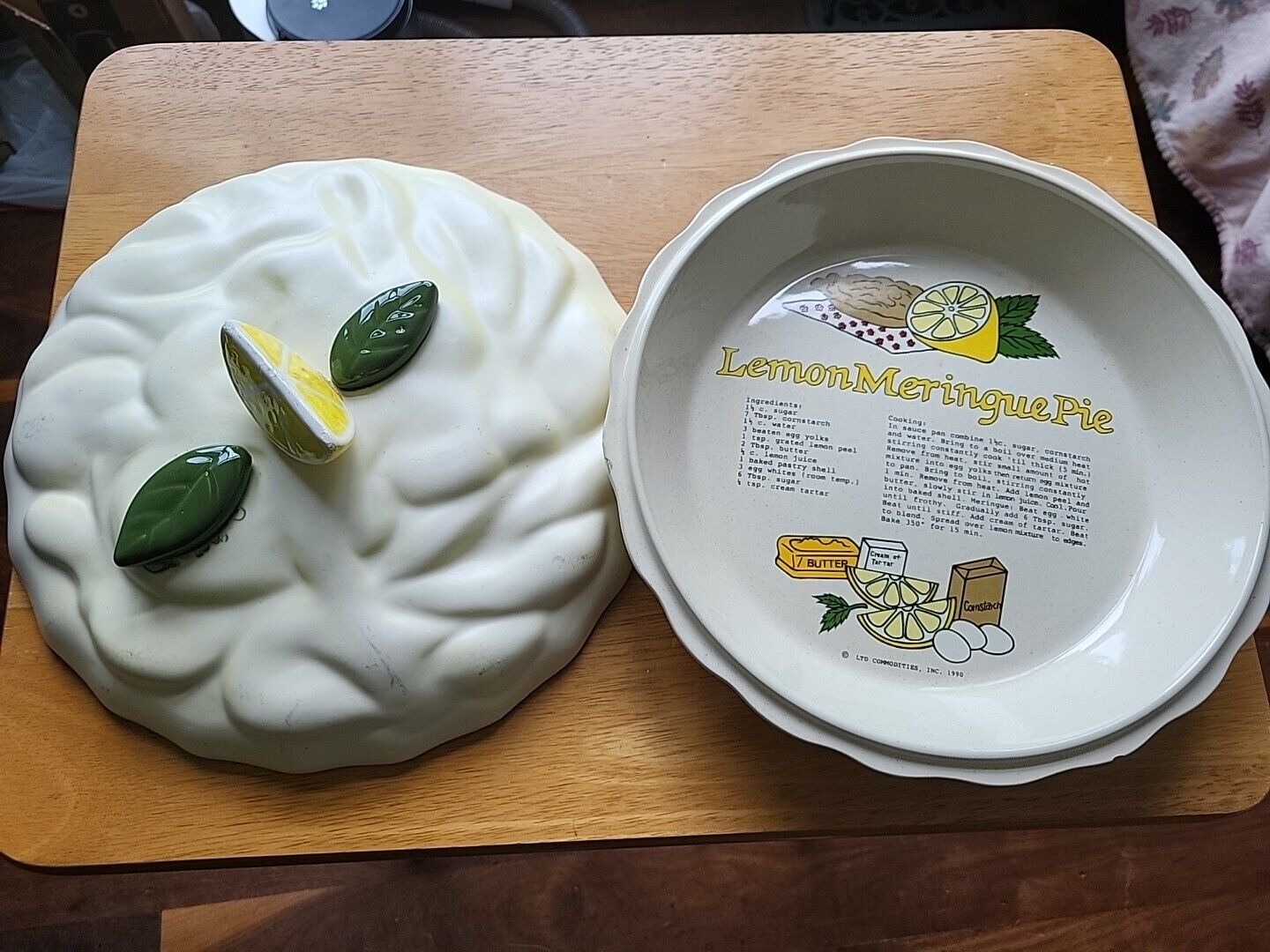 Vintage Lemon Meringue Pie Keeper Covered Pie Dish Dessert Holder LTD Comm. 1990