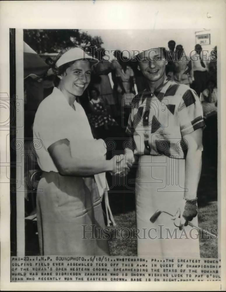 1951 Press Photo Golfers Pat O\'Sullivan & Babe Didrikson Zaharias shake hands
