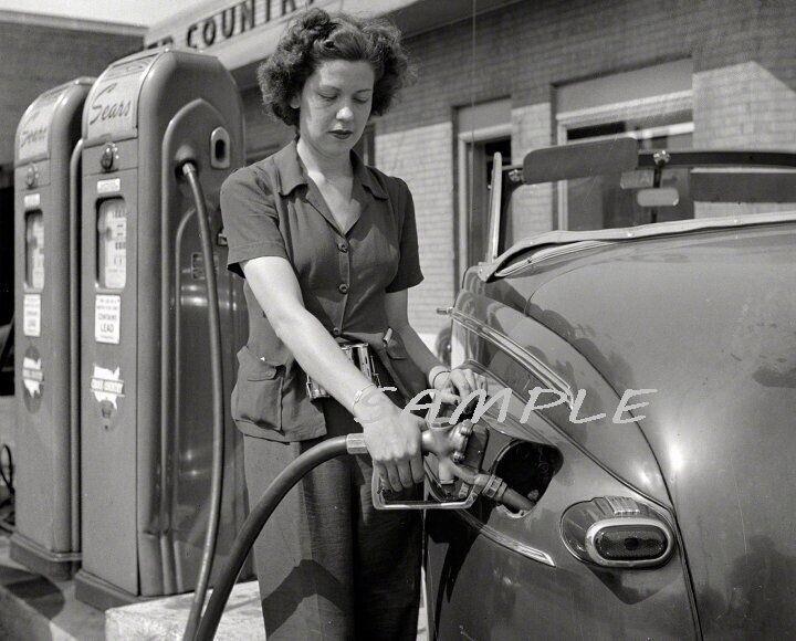 1943 GIRL PUMPING GAS Louisville KY PHOTO (133-U )
