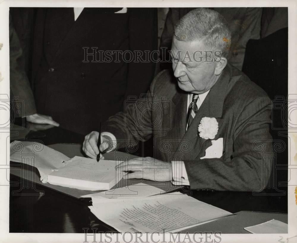 1949 Press Photo James H. Duff Signing Documents - pnx00046