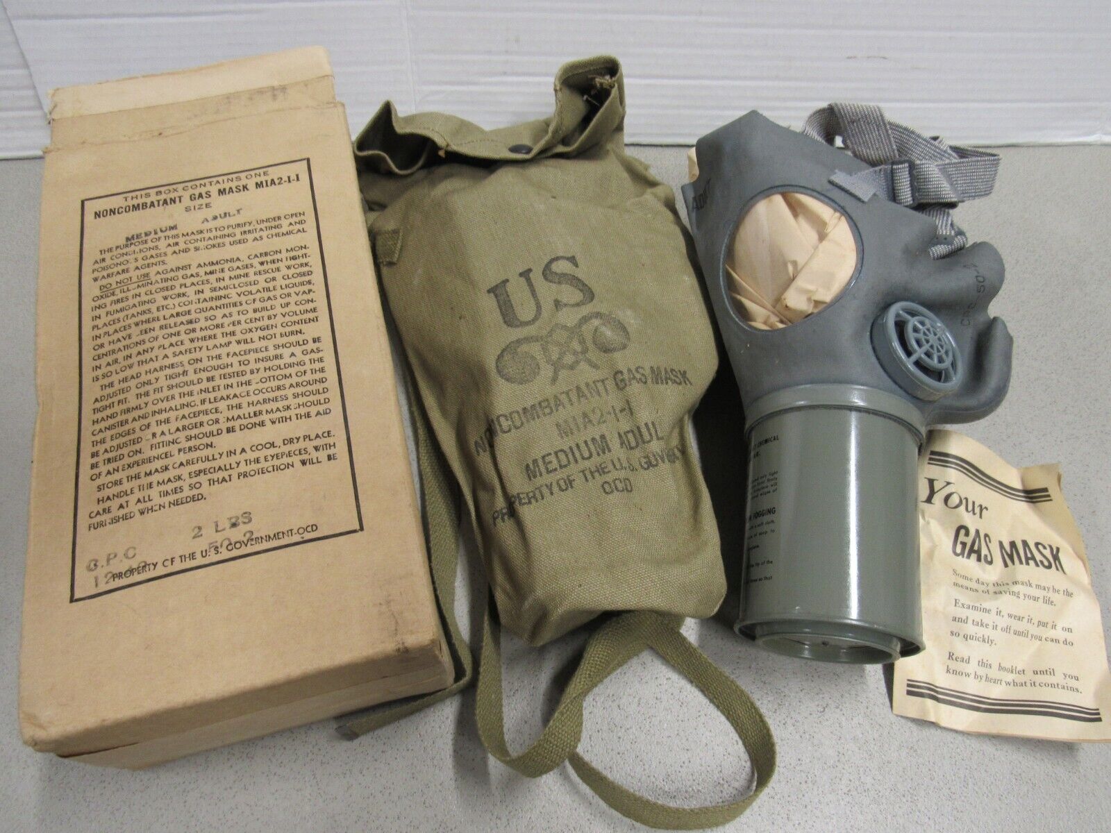 WW2 US Civilian GAS MASK M1A2-1-1 Adult Medium & Carry Bag Chemical Warfare 1942