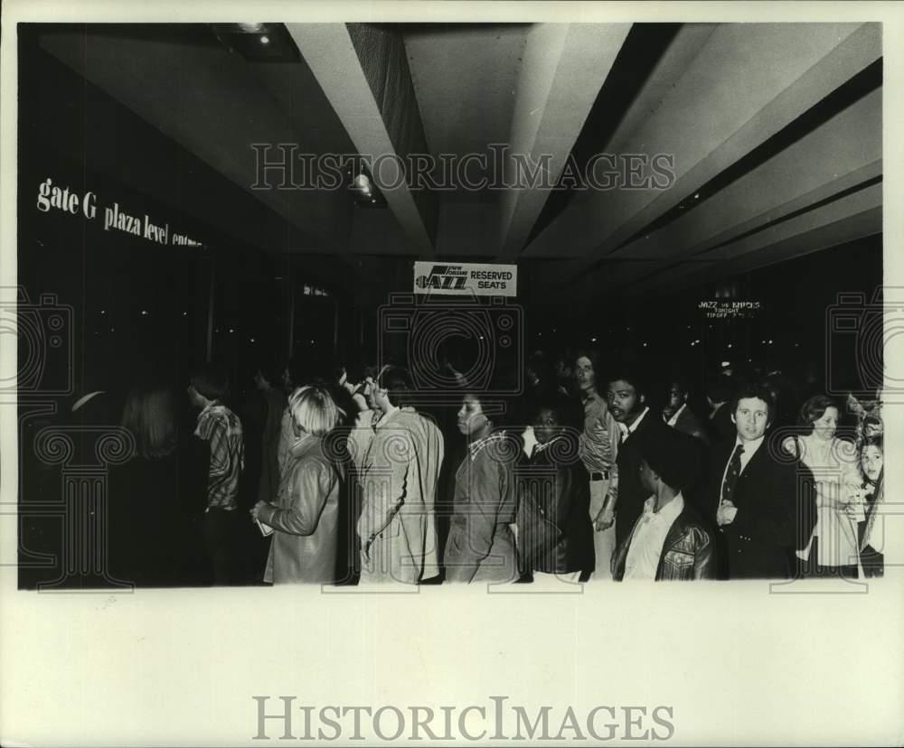 1976 Press Photo Crowd line up at Louisiana Superdome - nob56362
