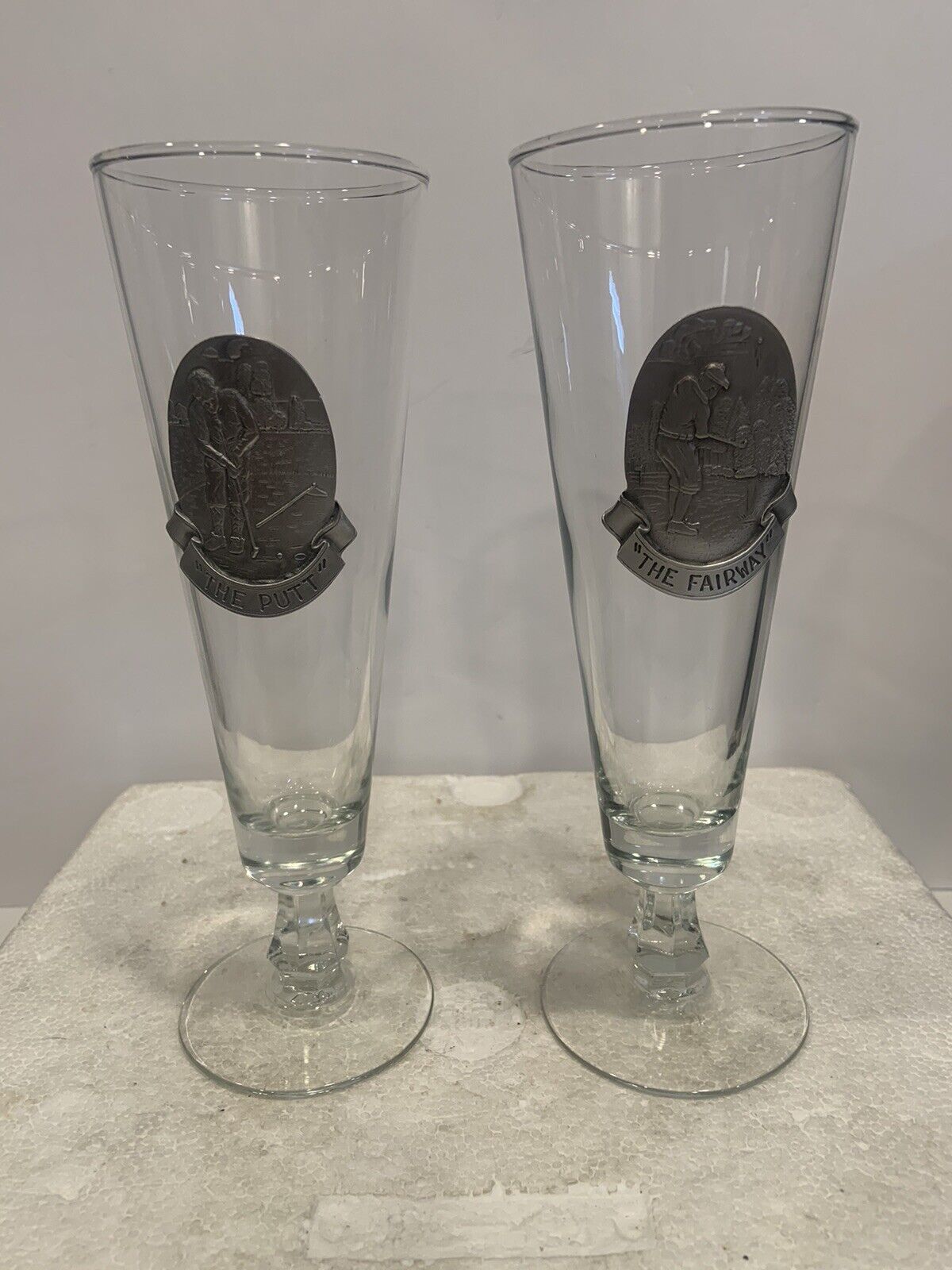 Vntg Pilsner Golf Themed Beer Glasses 18oz Pewter Medallion The Putt & Fairway