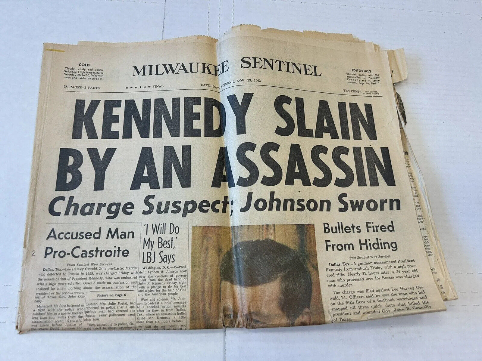 MILWAUKEE SENTINEL NOVEMBER 23,1963 KENNEDY SLAIN BY ASSASSIN NEWSPAPER  EXC 