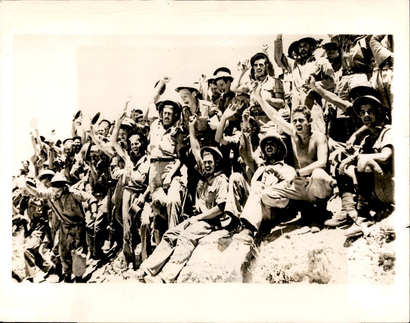 LG49 1941 Original AP Photo WWII BRITISH POW\'S FREED BAALBEK CAMP SYRIA LEBANON