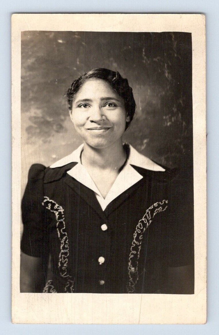 RPPC 1940\'S. BEAUTIFUL AFRICAN AMERICAN WOMAN. POSTCARD. DC25