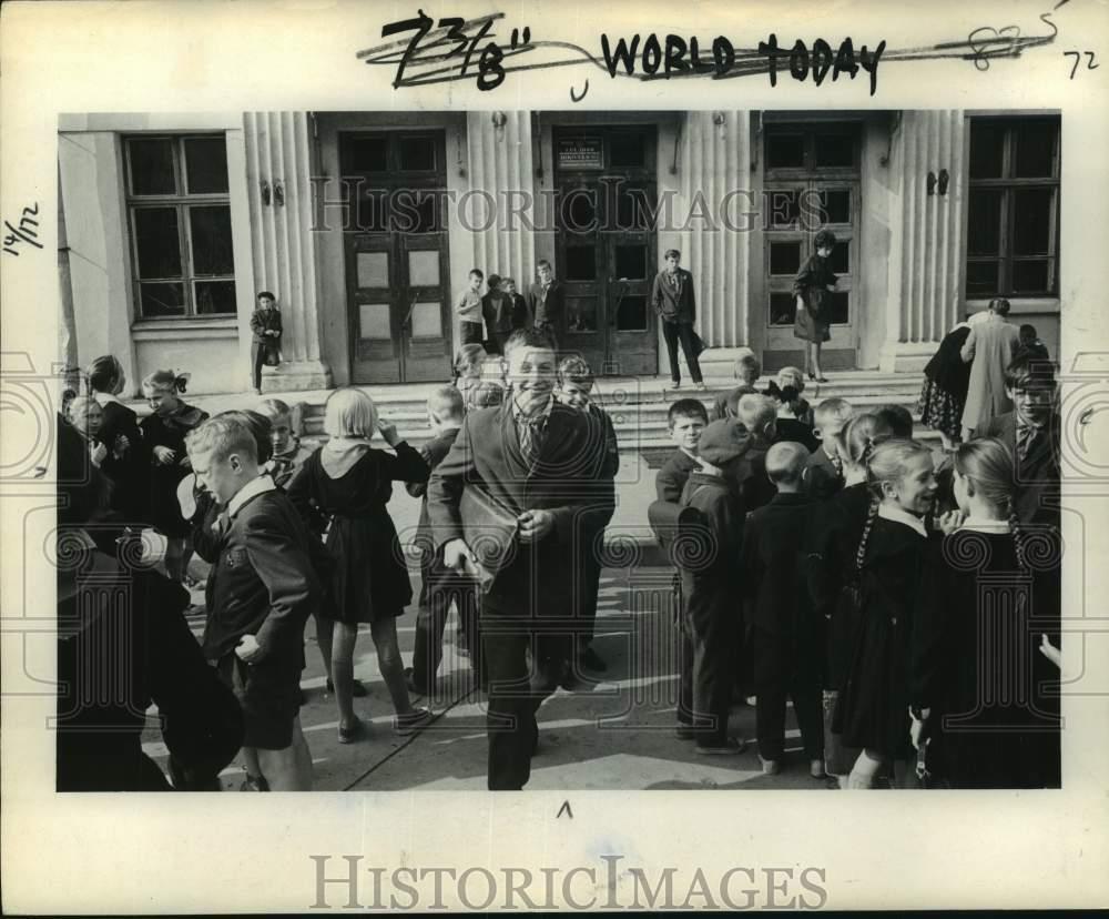 1969 Press Photo Students gathered outside school, Russia - pia01032
