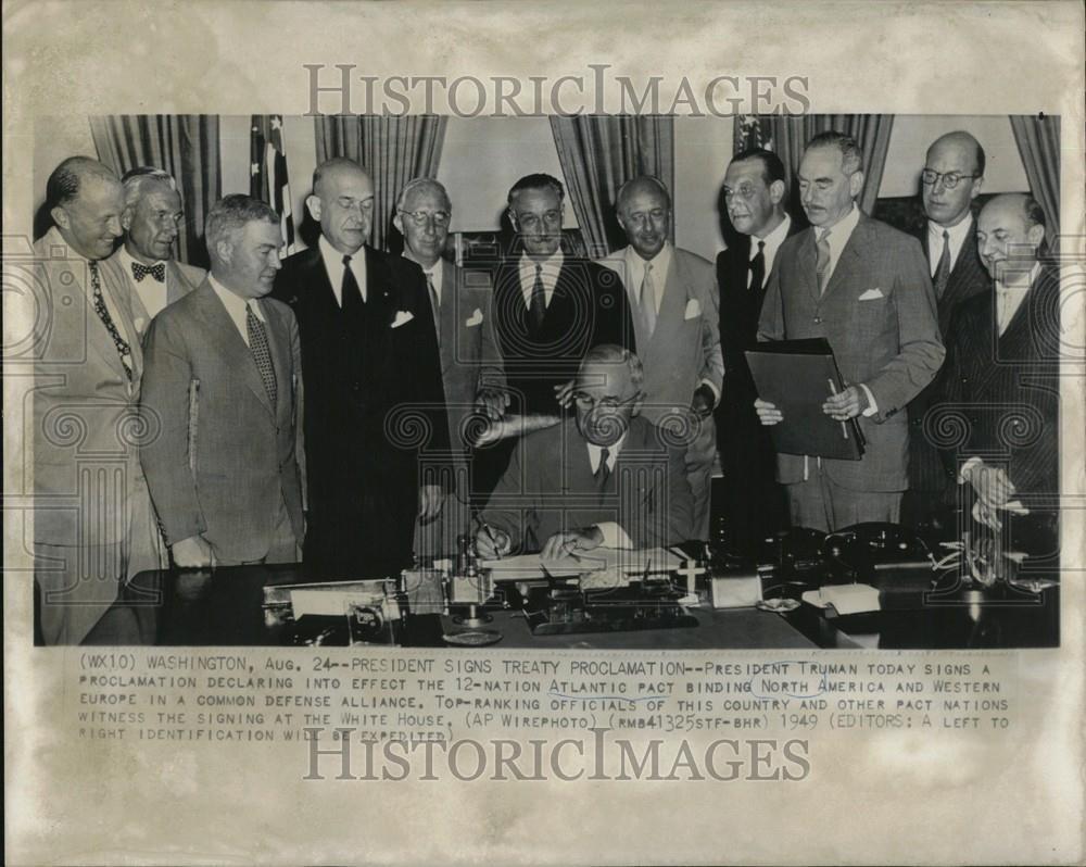 1949 Press Photo truman signs treaty atlantic pact - DFPC01923