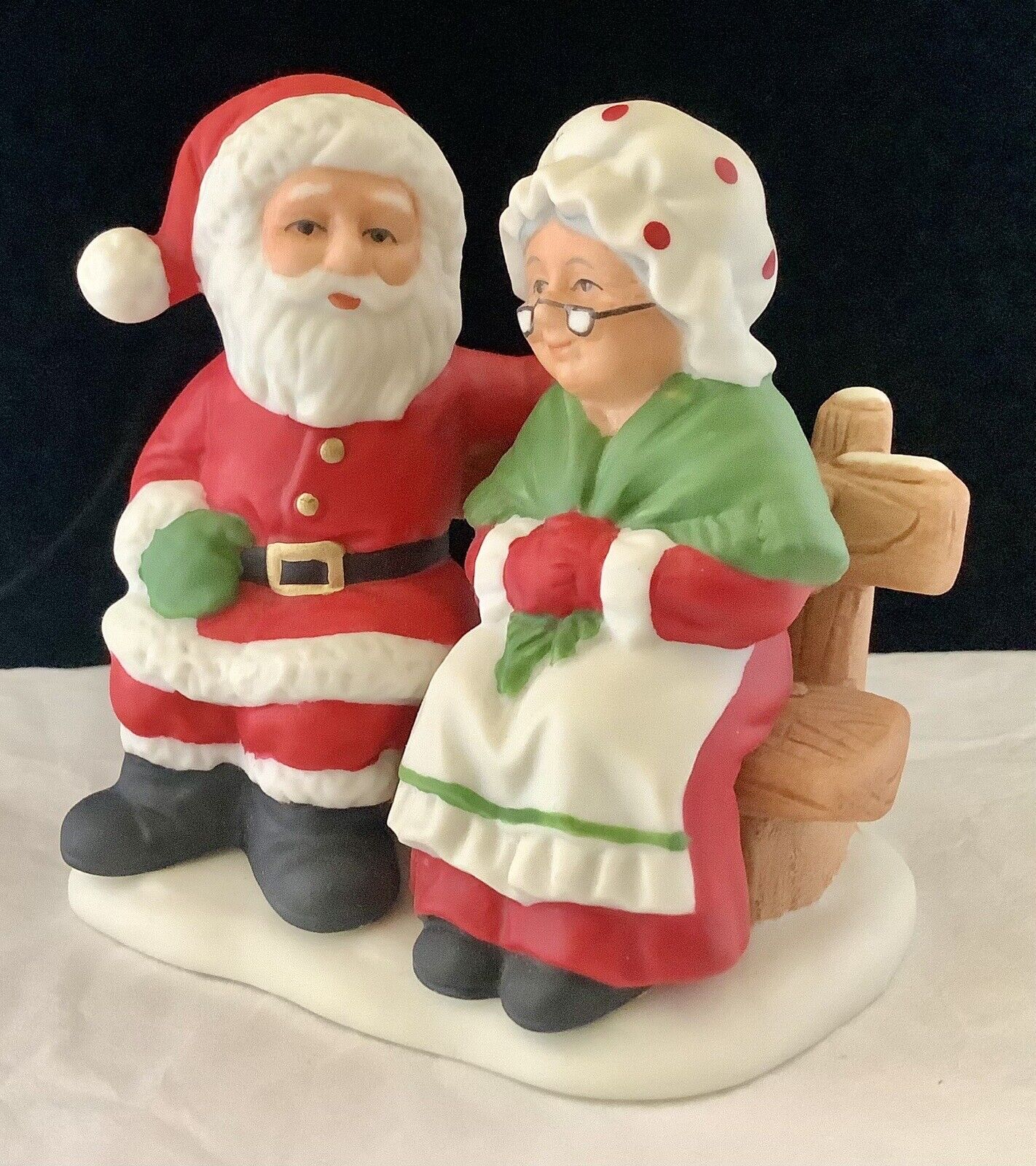 VTG Christmas Figurine Lefton Santa And Mrs Claus On A Snowy Bench 1990 07922
